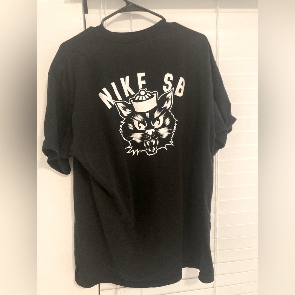 NIKE SB Saber Cat Mens Tee